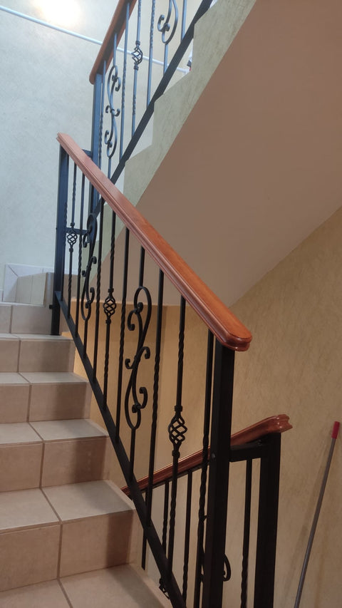 Barandal en forja y madera