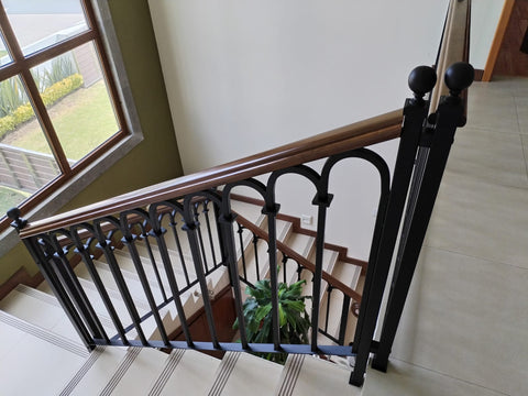 Barandal de herrería y madera
