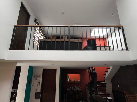 Barandal de herrería y madera